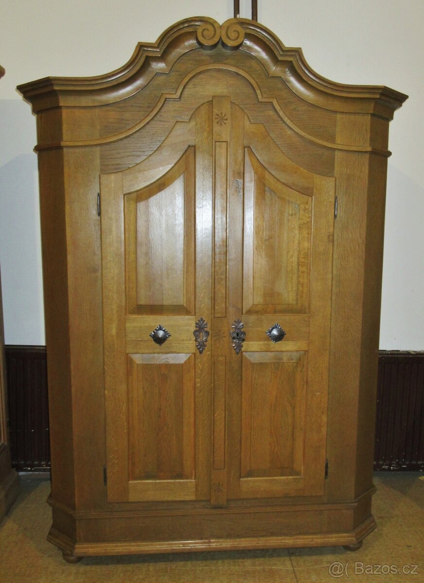Šatní skříň rustikální z masivu ( Dub ) - Výborný stav