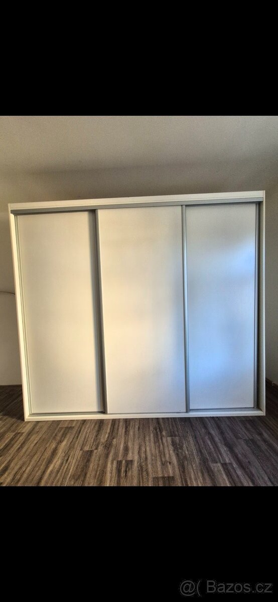 Velká volně stojící skříň