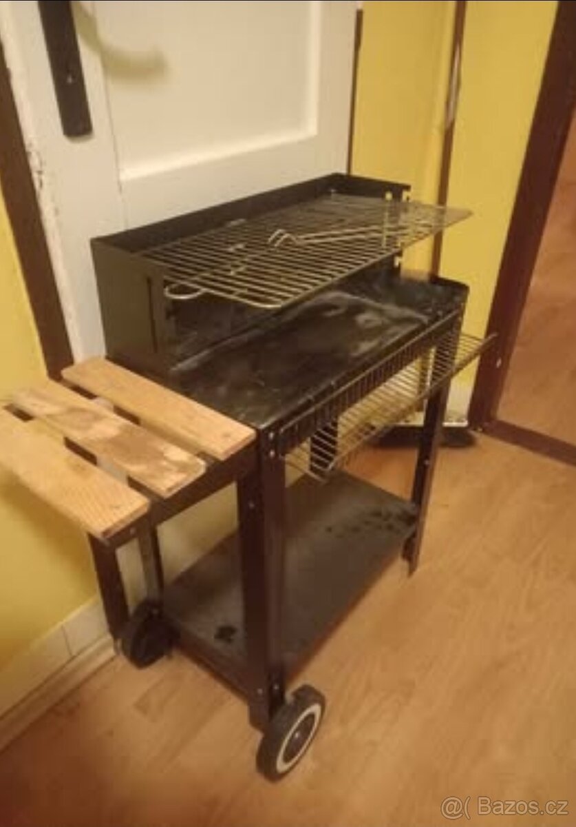 Maly zahradni gril vc.prislusenstvi