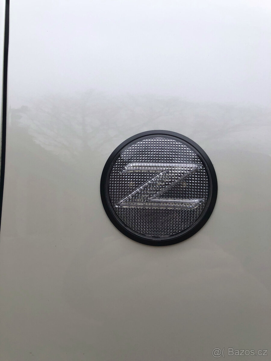 Nissan 370z - sekvenční blinkry do blatníku - černé / bílé