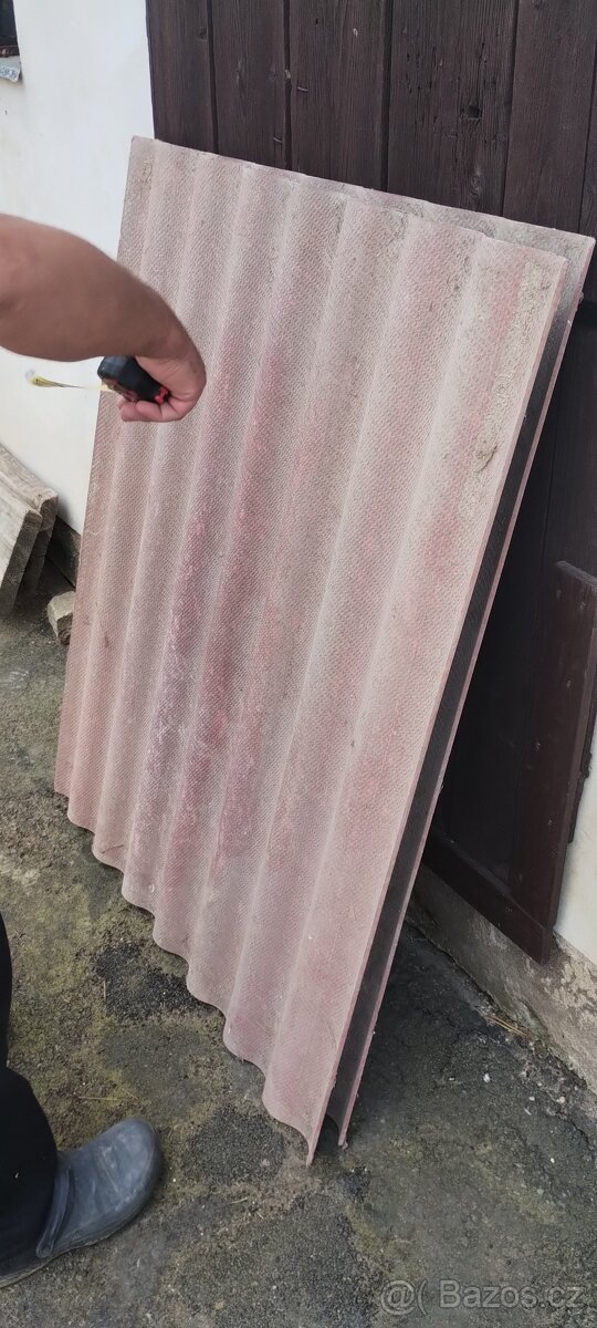 Eternitové šablony, červené š100cm, délka 125cm.