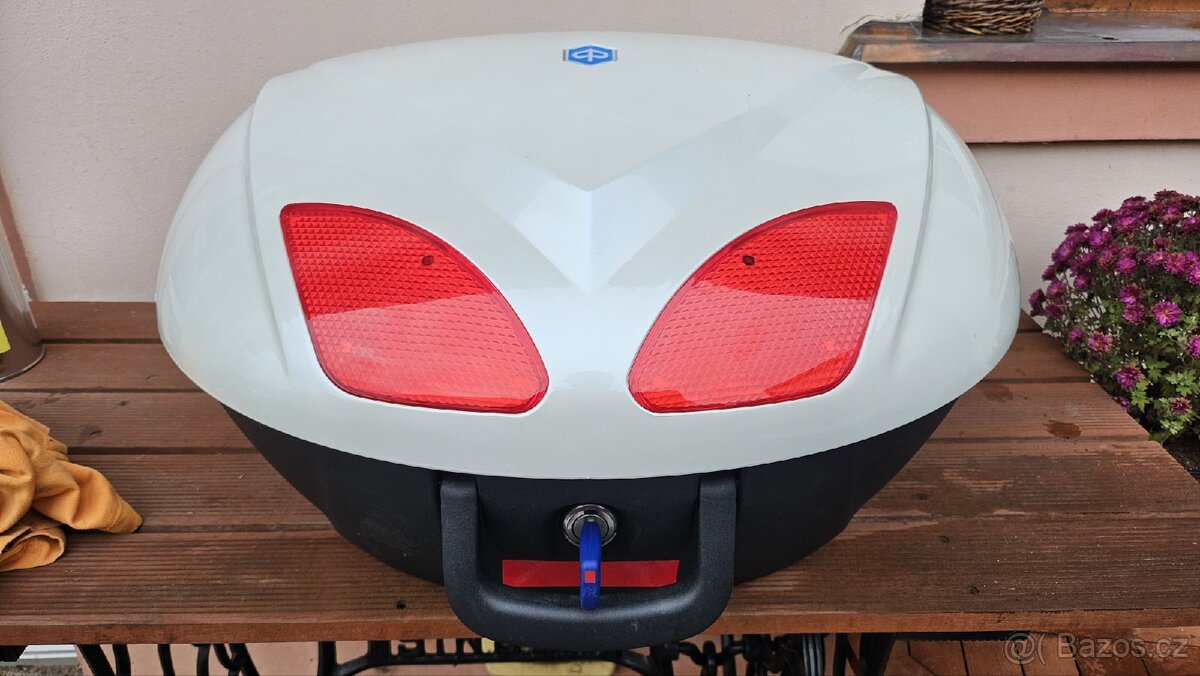 Kufr na motorku Piaggio s plotnou, na dvě prilby
