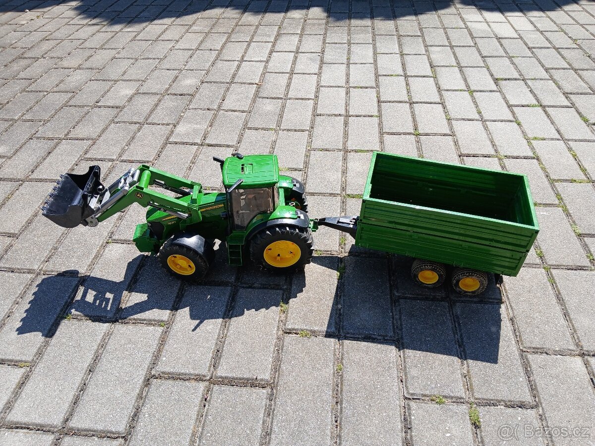 Bruder 03155 Traktor John Deere a přívěsem