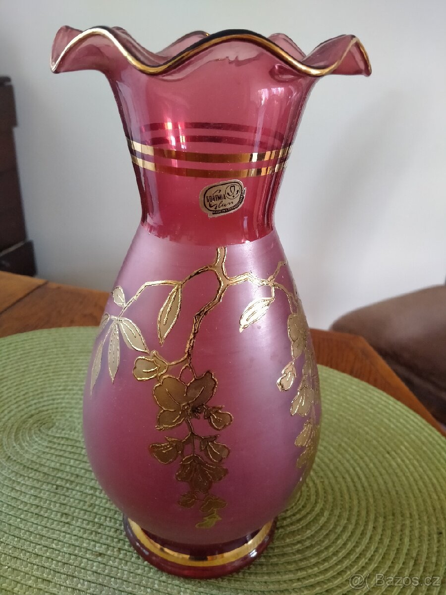 Retro váza růžové sklo se zlatými ornamenty