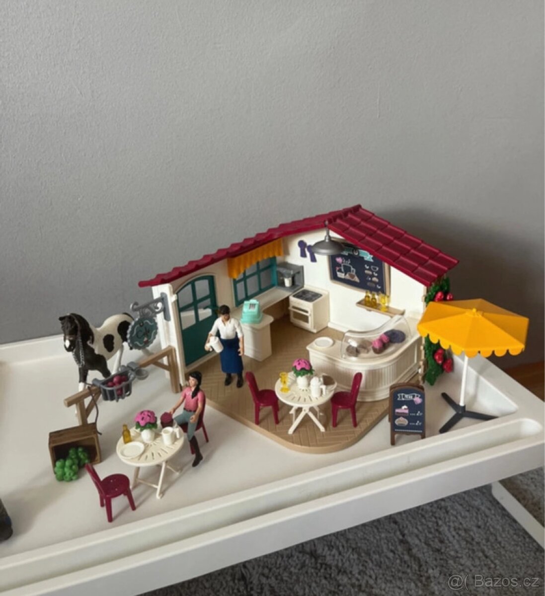 Schleich kavárna s koněm a jezdkyní