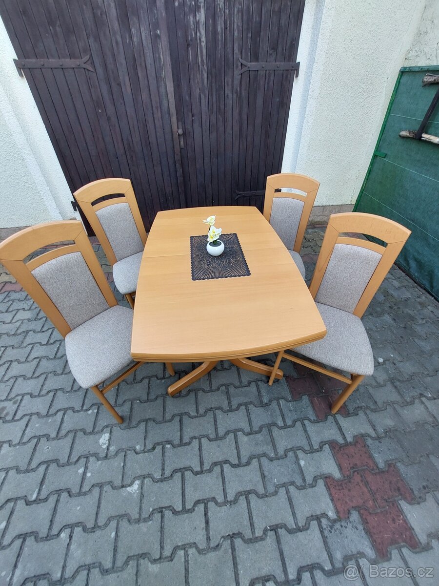 Masivní stůl +4 židle (zánovní stav)
