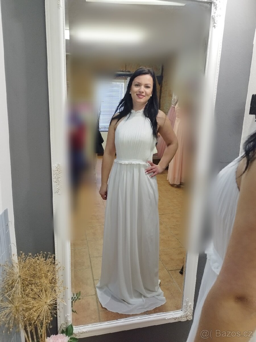 Dlouhé, bílé šaty vhodné i pro nevěstu jako půlnoční.