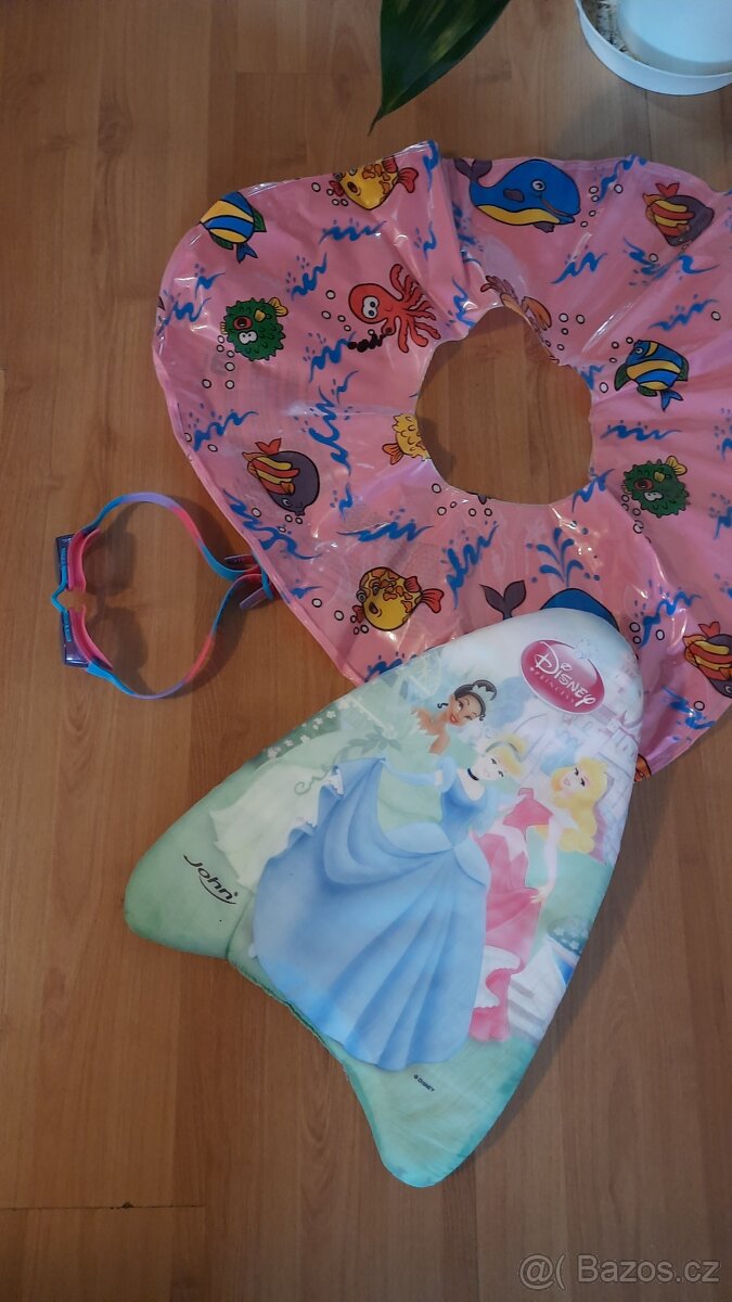 Plavací deska, kruh, potápěčské brýle