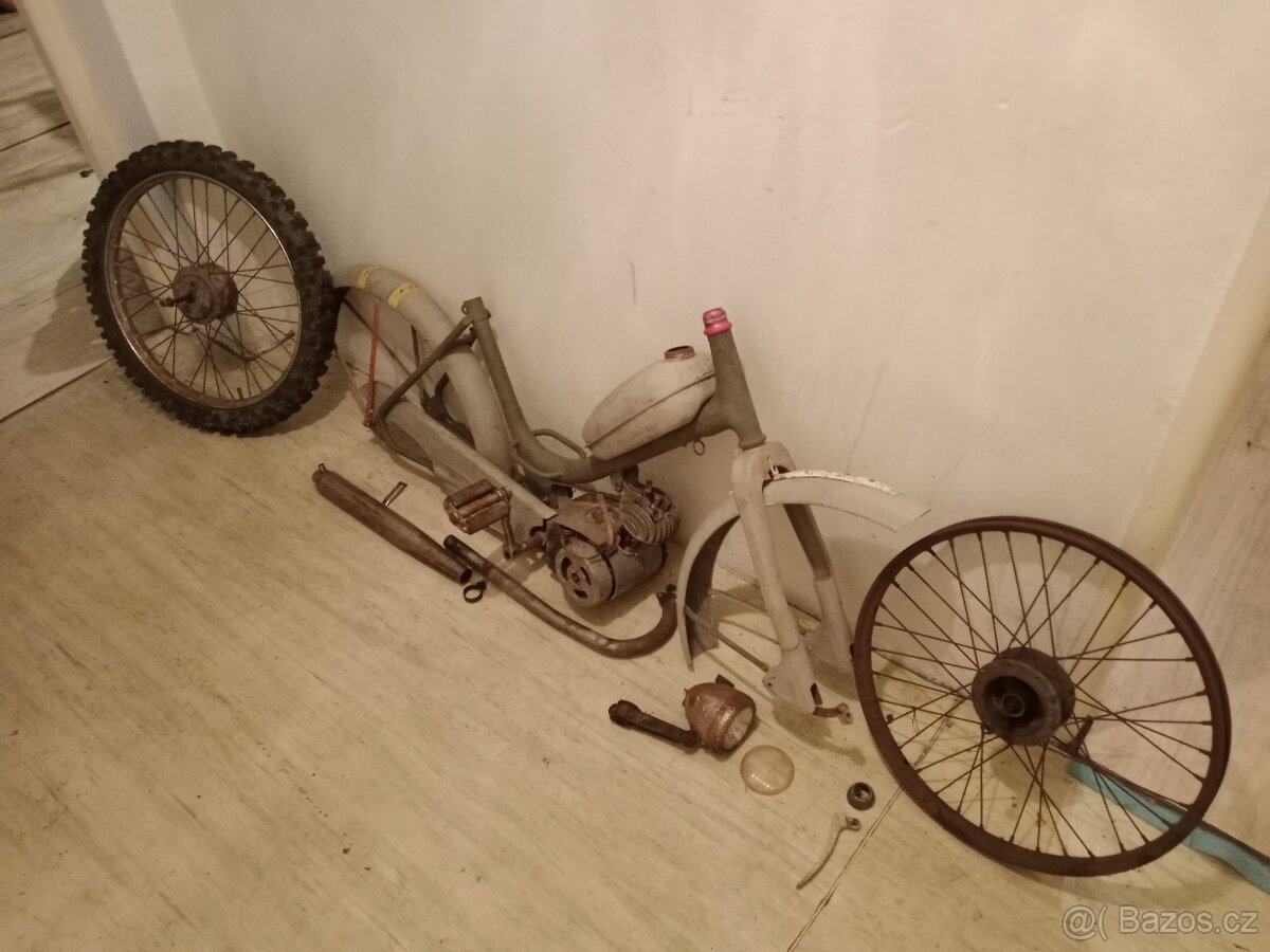 Stadion s11 ušák, policajt