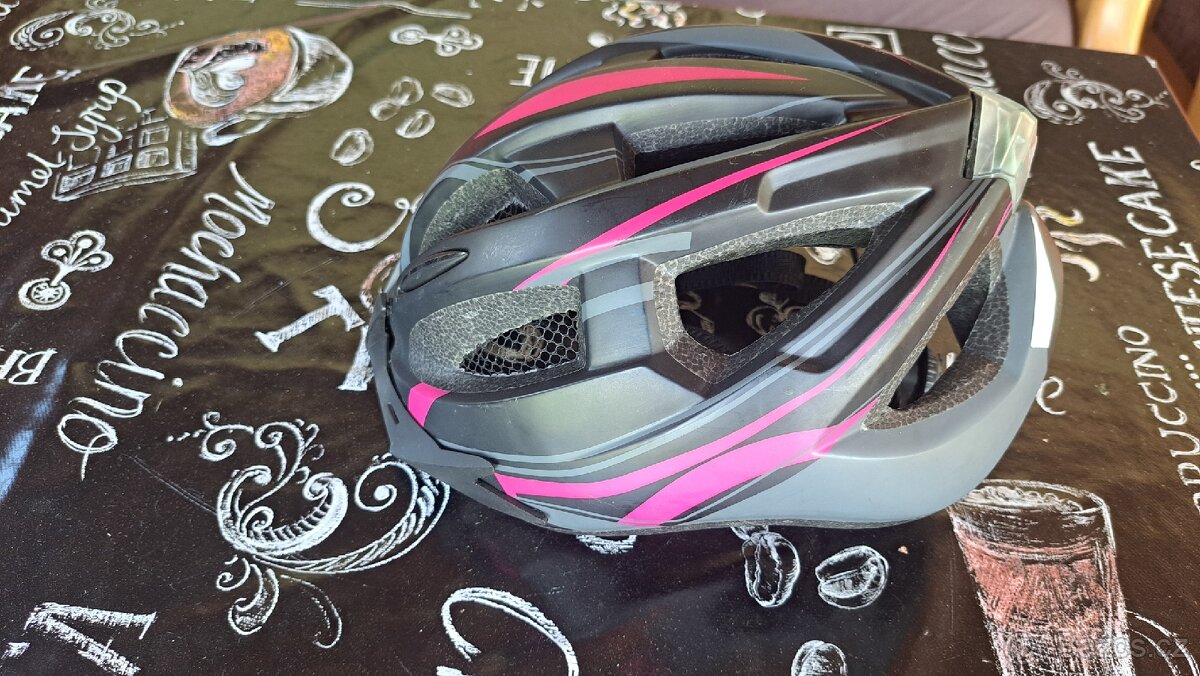 Přilba ( helma) na kolo.