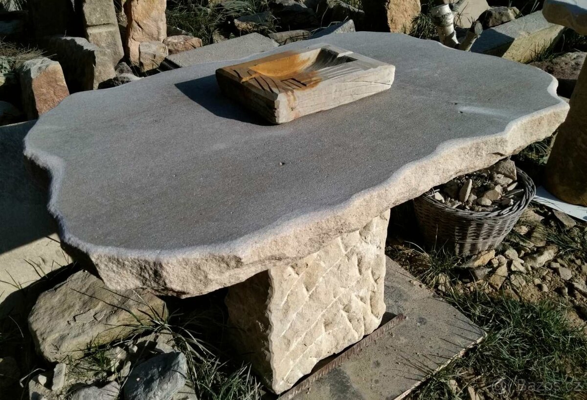 Kamenné stoly