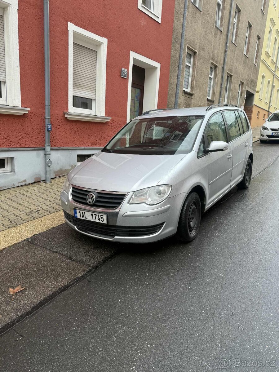Volkswagen Touran – 77 kW, 7 míst, manuál