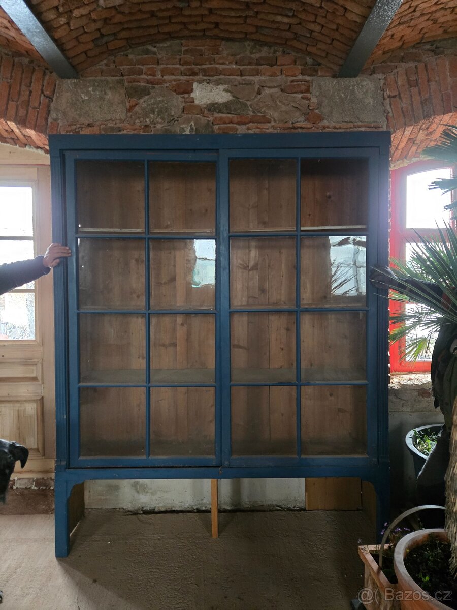 Prosklené dřevěné skříně / vitríny