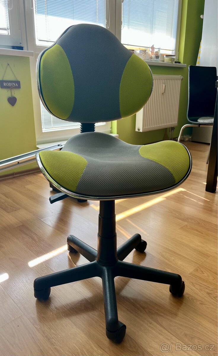 Dětská židle, křeslo na kolečkách k psacímu stolu