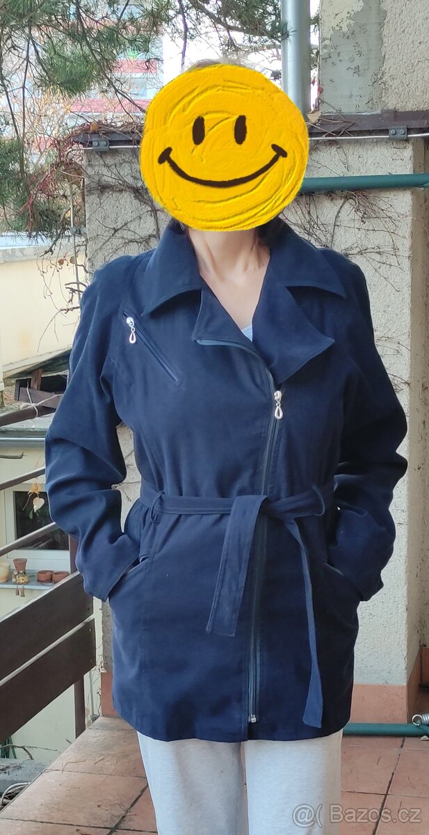 Tmavě modrý kabát se šikmým zipem