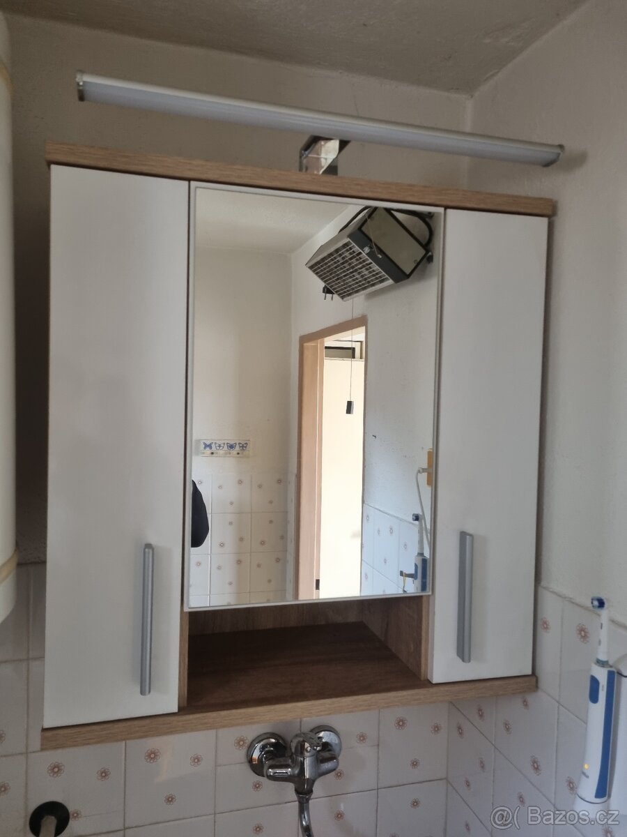 Koupelnová skříňka s osvětlením