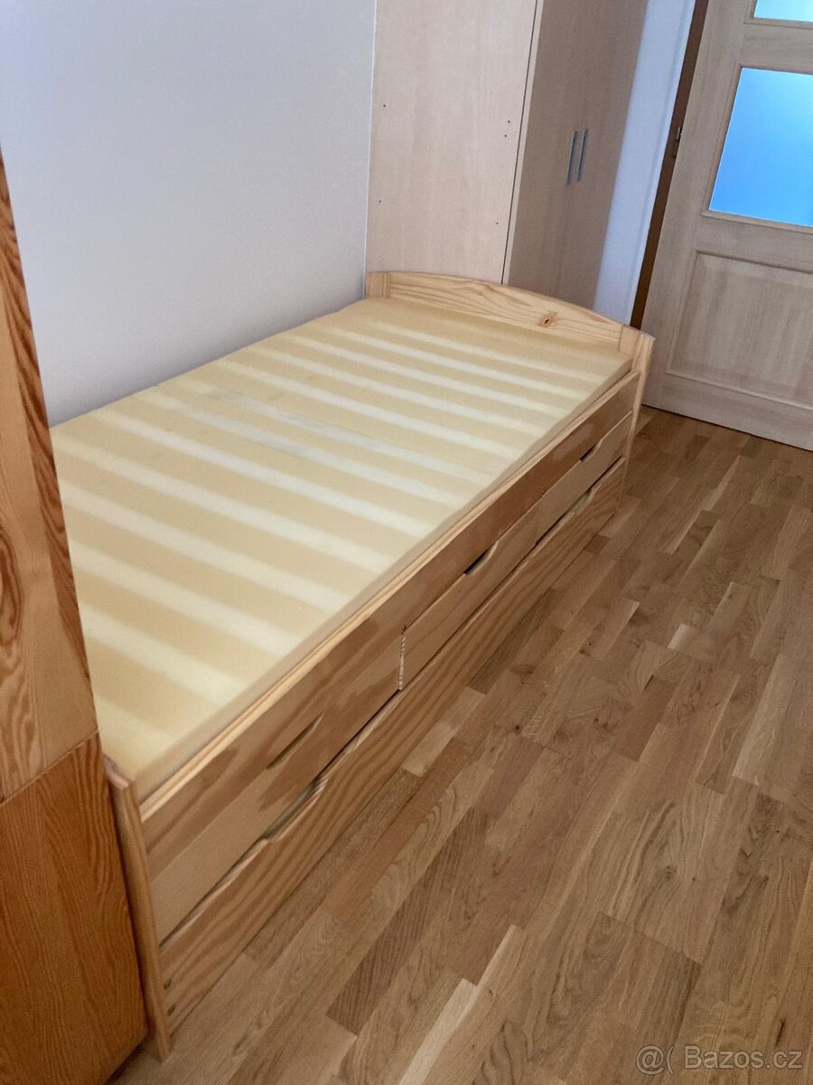 postel rozkládací s úložným prostorem a matracemi