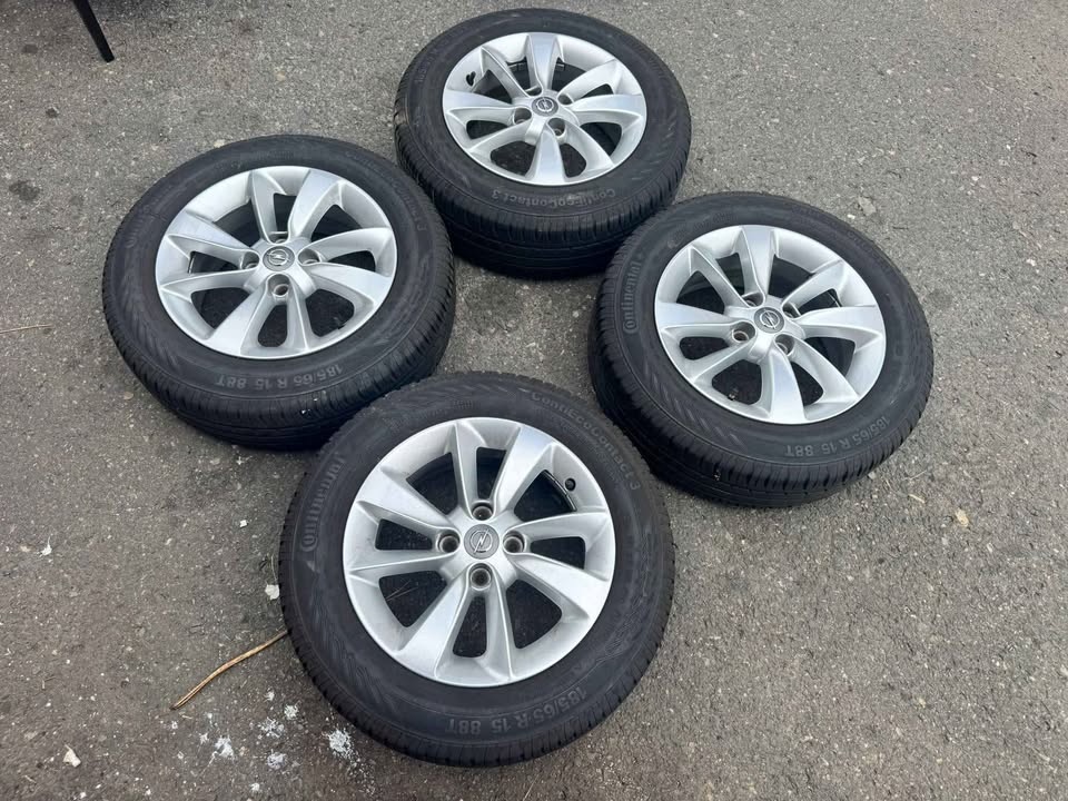 Krásné obuté alu kola OPEL 185 65 R 15 s pěkným letním vzork