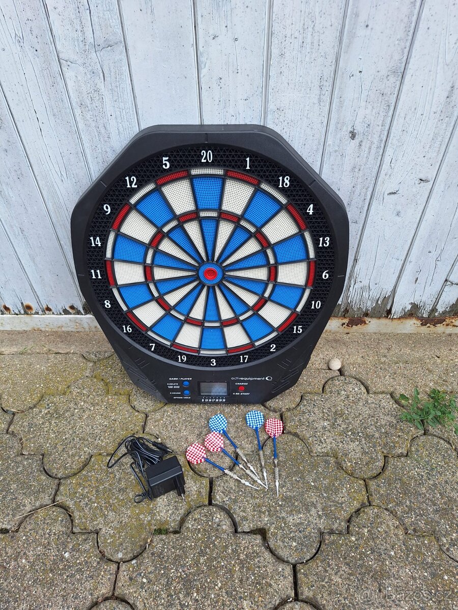 Elektronické šipky se šipkami a adaptérem