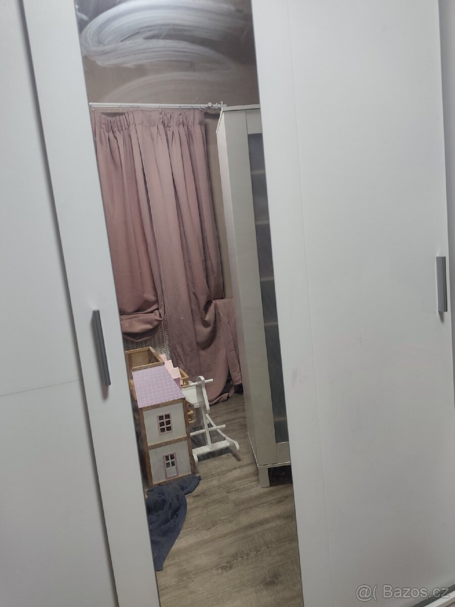 Velká šatní skříň