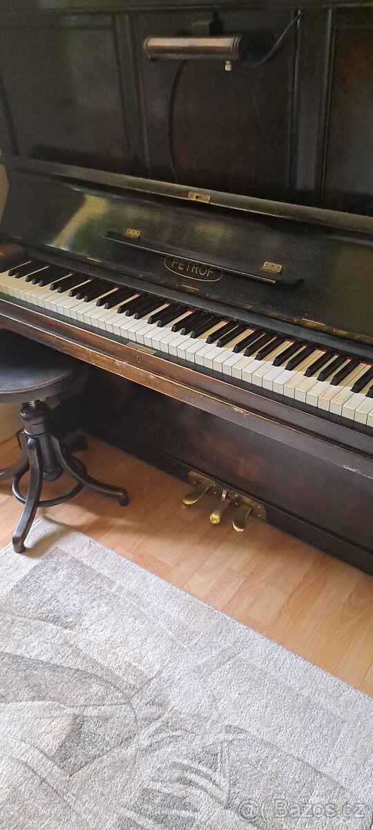 koncertní pianino Petrof