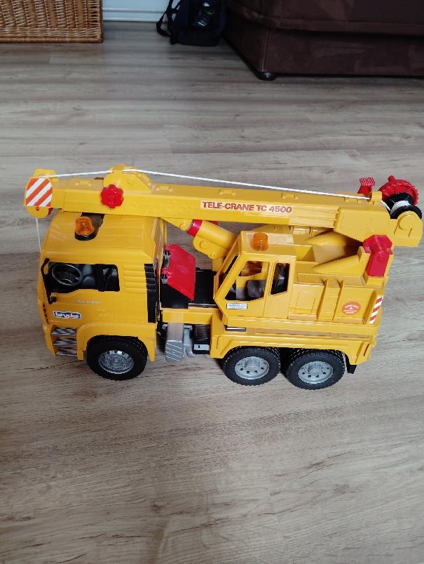 BRUDER TRAKTOR S ČELNÍM NAKLADAČEM