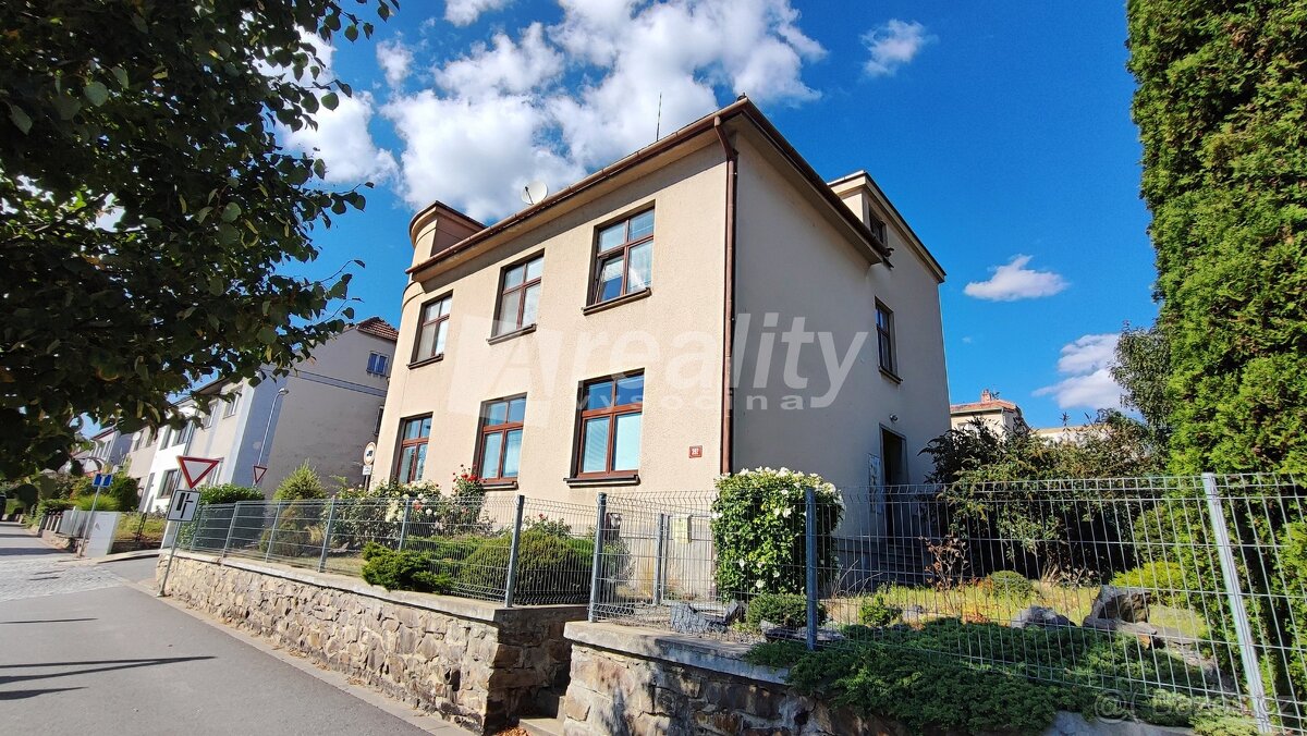 Pronájem pěkného bytu 1+kk s možností využití zahrady, Náměš