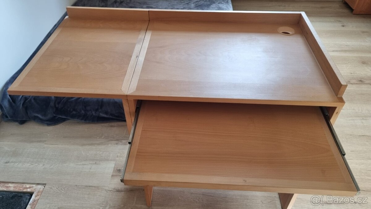 Dřevěný pracovní stůl