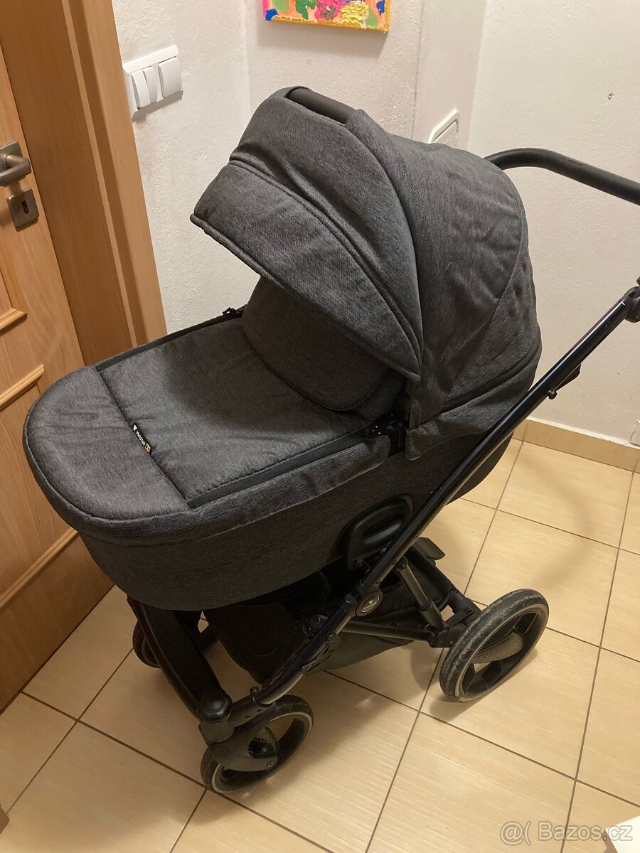 Kočárek Invictus 2v1