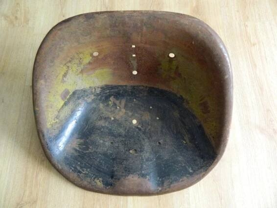 Koupím na Zetor 25 K A plechovou sedačku lavor sedadlo