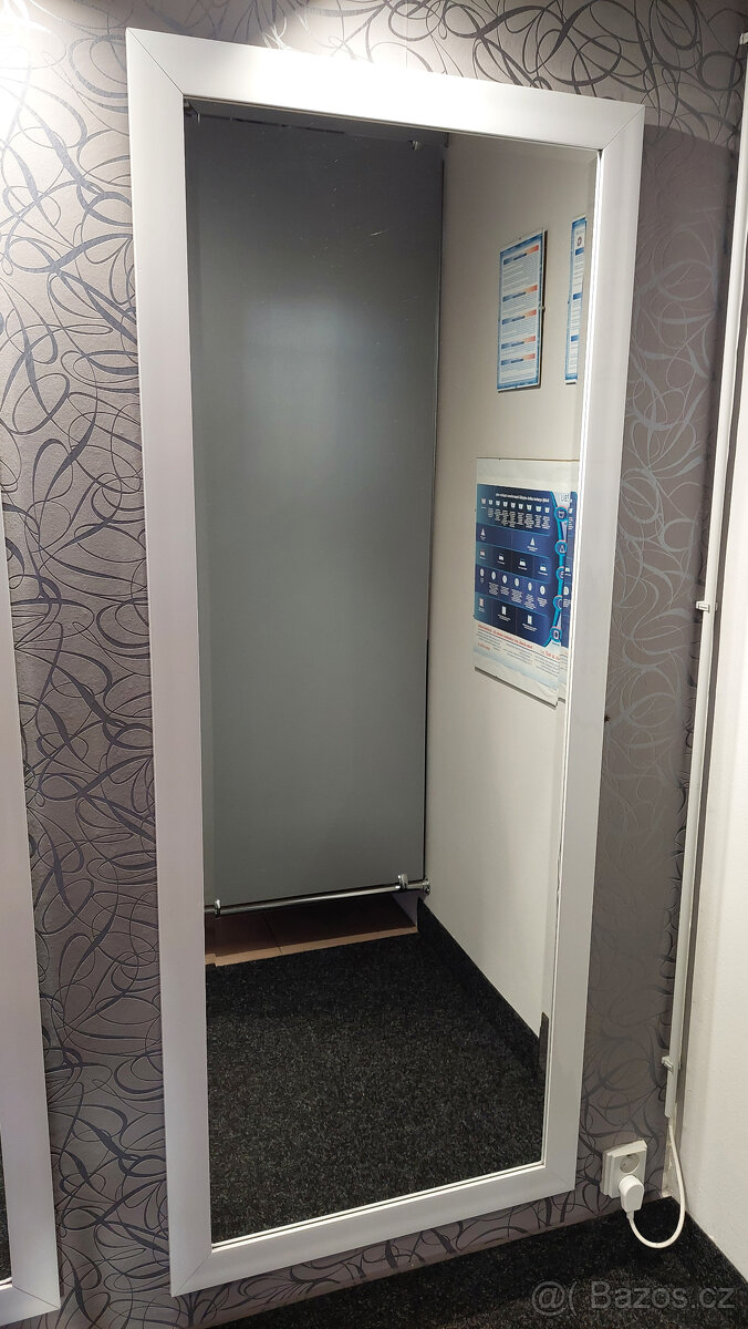 Zrcadlo v bílém rámu