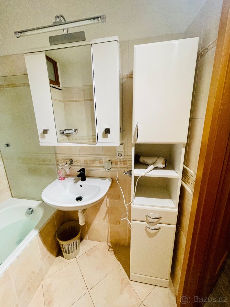 Umyvadlo s baterií a zrcadlovou skříňkou – výborný stav