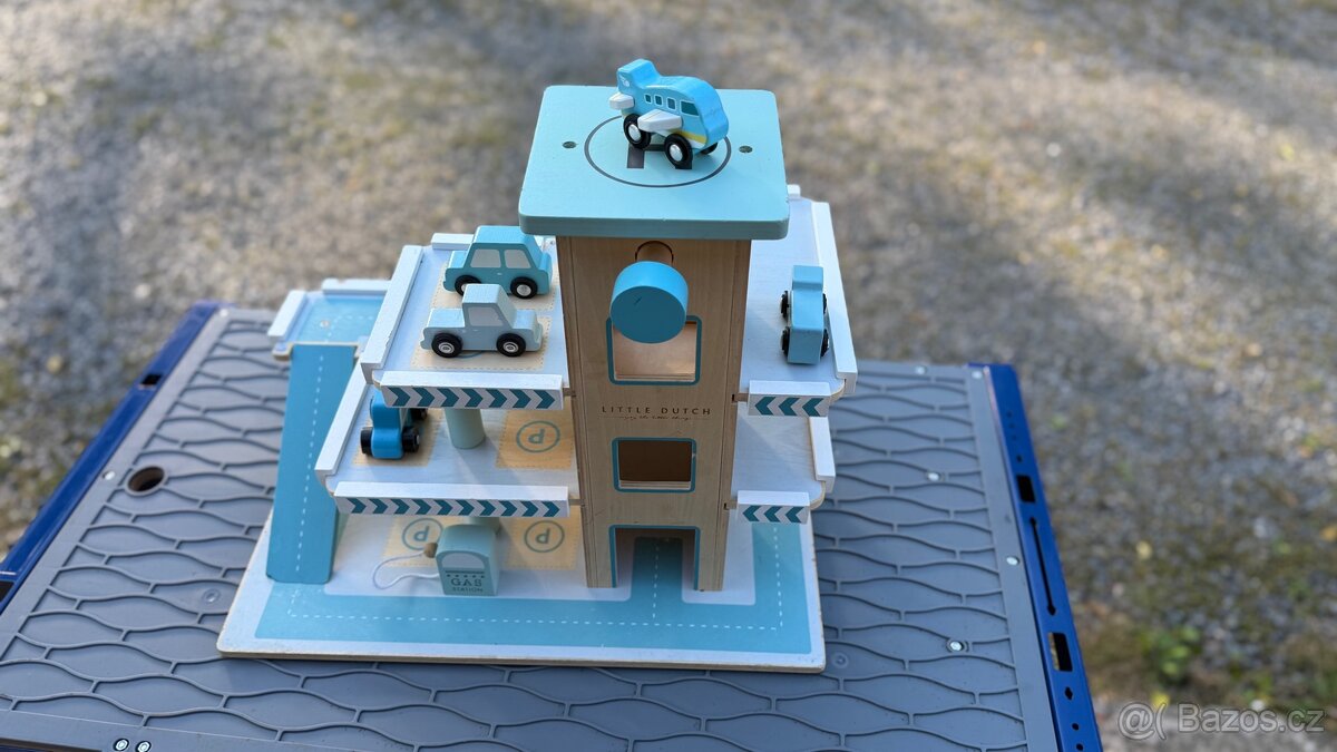 Garáž s výtahem a autíčky