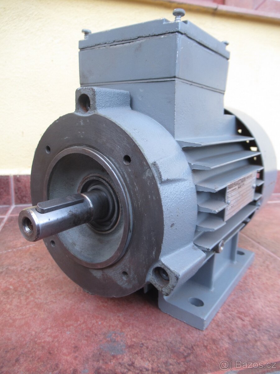 NEPOUŽITÝ patkový elektromotor s přírubou 380V.0,75kw-2840ot