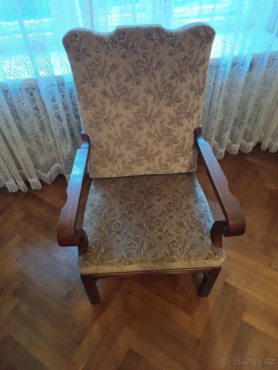 Starožitné křeslo