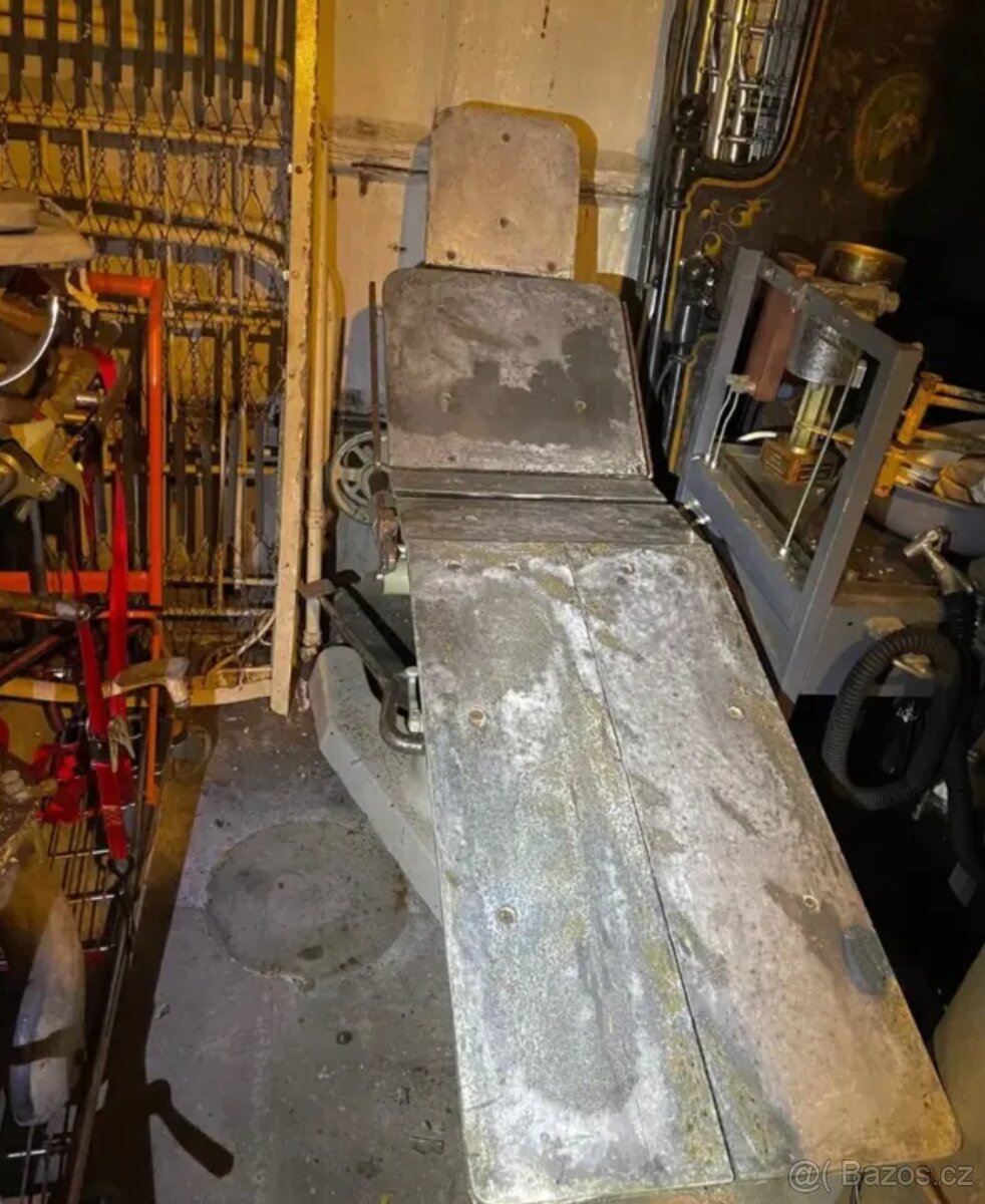 Starožitný operační stůl (1960)