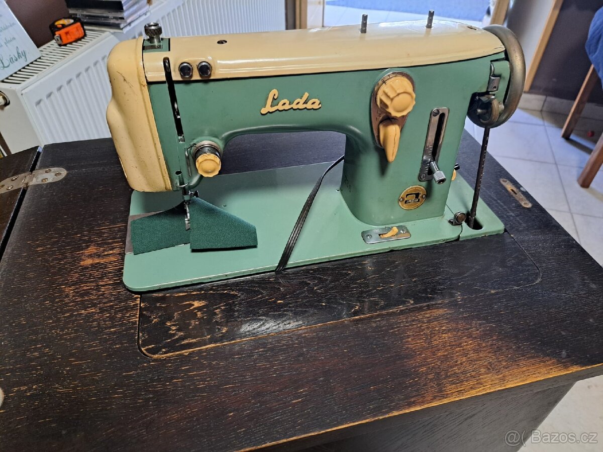 Šicí stroj Lada zabudovaný ve stolku