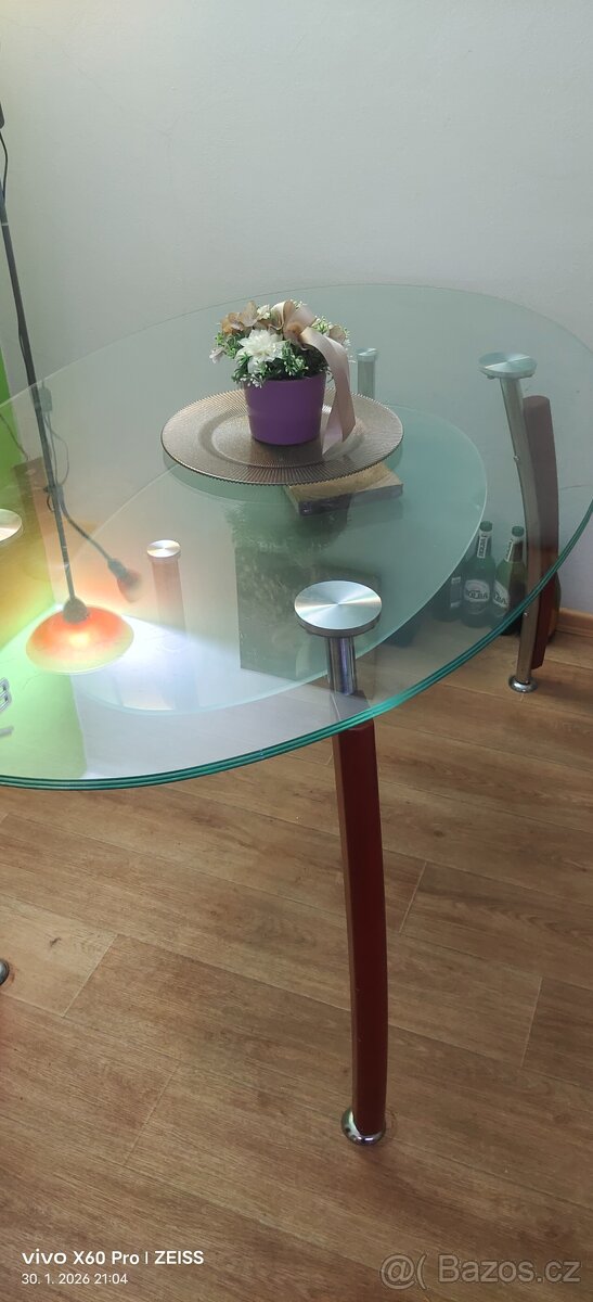 Prodám skleněný oválný stůl.