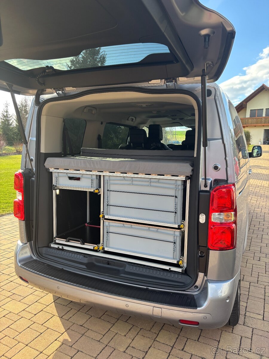 Kempovací vestavba do dodávky