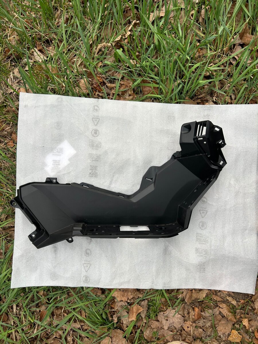 Honda ADV350 plast nášlapu pravý (64311-K2L-D00)