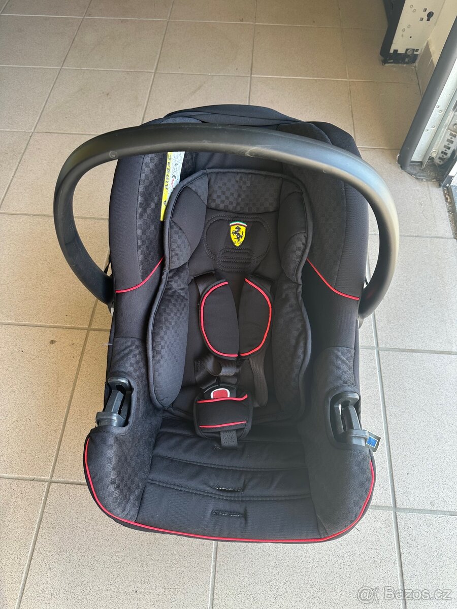 Autosedačka vajíčko Ferrari