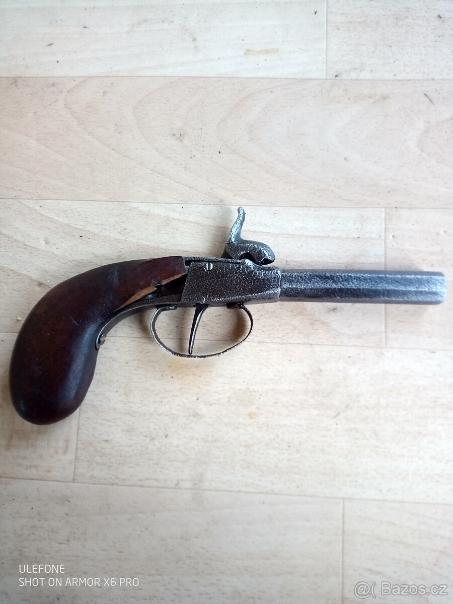 Pistol perkusní