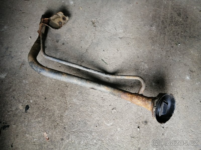 Nissan Almera Tino potrubí k nádrži