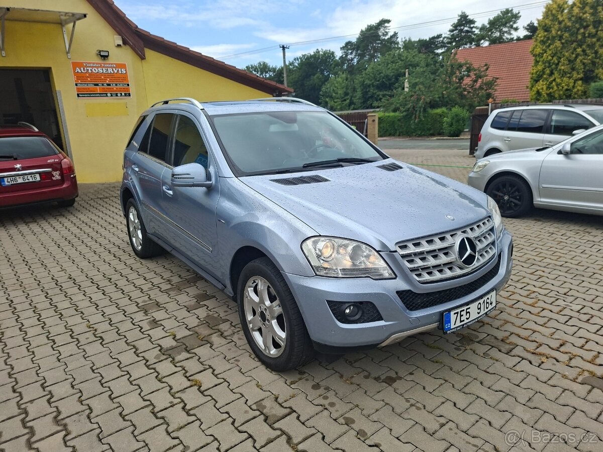 MERCEDES-BENZ ML300-4MAMTIC-TOP KRÁSNÝ STAV
