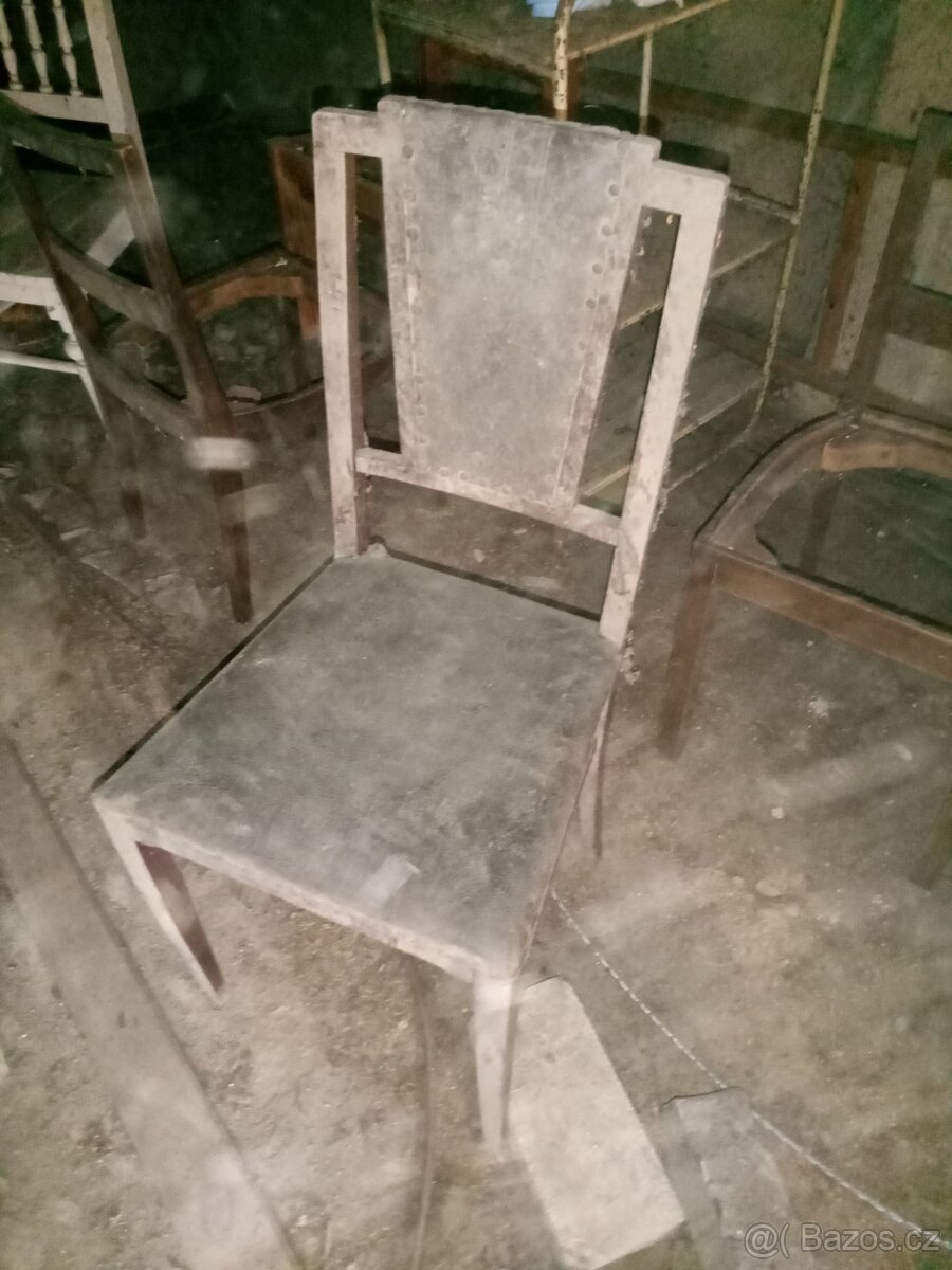 STAROŽITNÁ ŽIDLE S KOŽENÝM ČALOUNĚNÍM