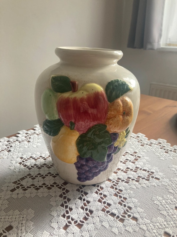 Retro bílá keramická váza s ovocem