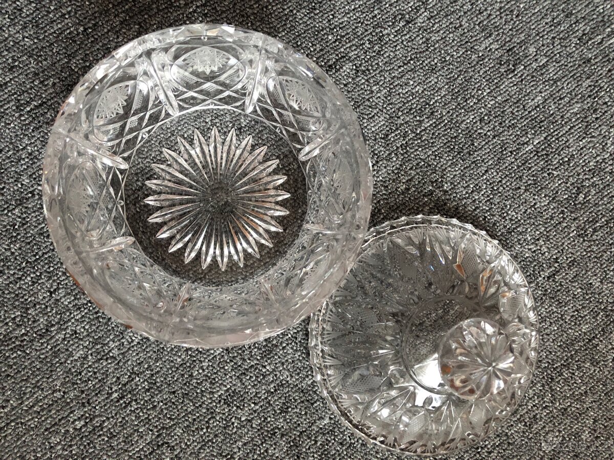 Broušená dóza s víčkem