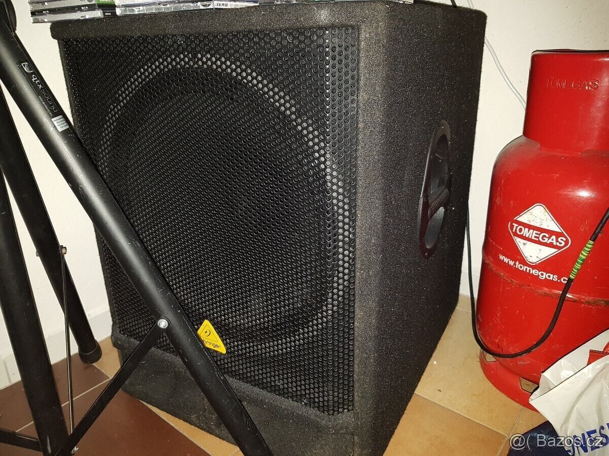 Subwoofer Behringer 18 palců