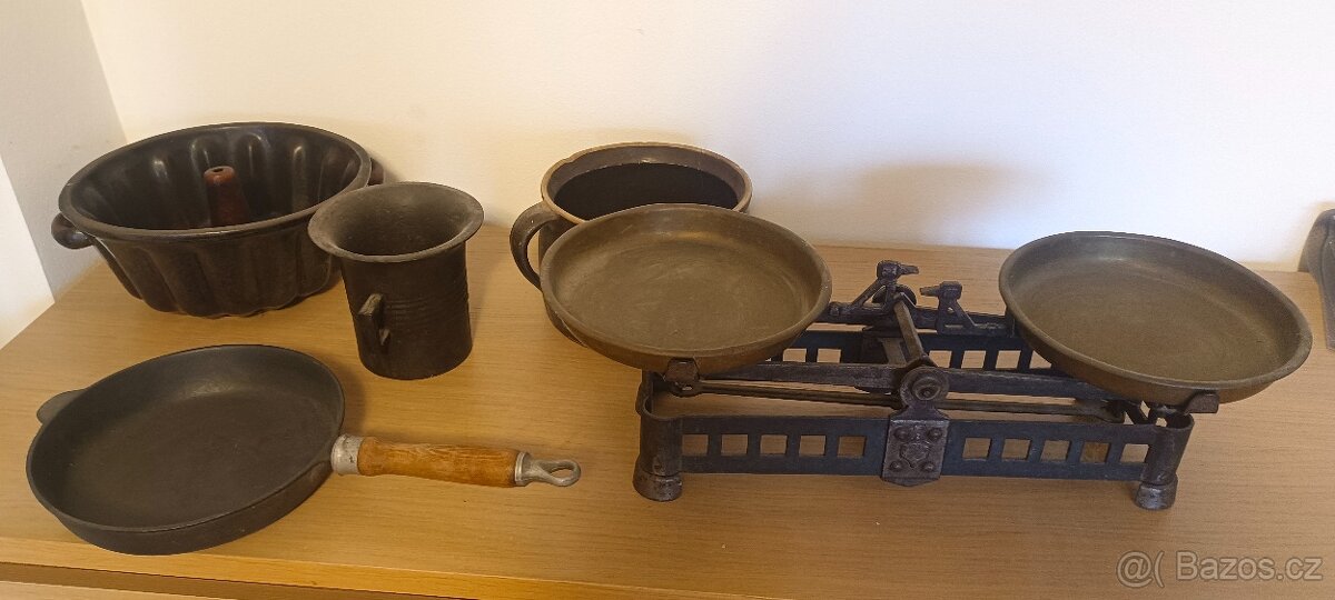Měděné váhy, hmoždíř a staré nádobí