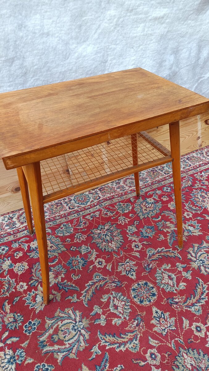 Retro stolky s výpletem pod vrchní deskou